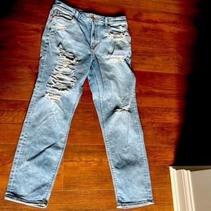 American Eagle ripped mom jeans, size 6 reg
